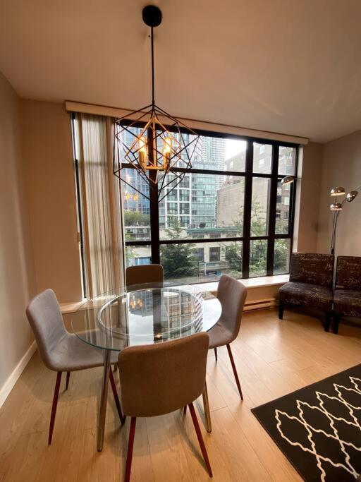 Entire Condo In Heart Of Downtown Vancouver Eksteriør billede